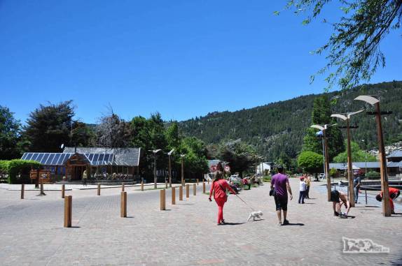 Pessoas caminham no promenade da orla de San Martín de Los Andes, na Argentina